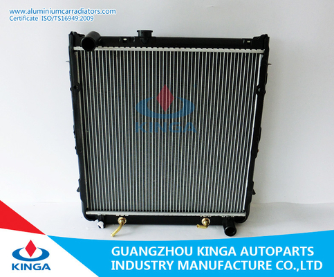 Chine Radiateurs en aluminium faits sur commande de refroidissement efficaces de radiateur de Toyota Landcruiser KZJ7895-96 À fournisseur
