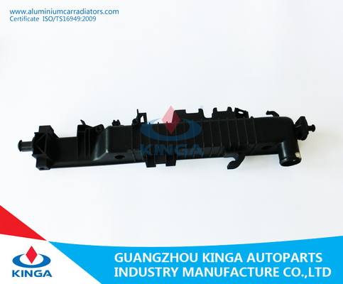 Chine Classe de Gl de benz W164 06 à la réparation durable de réservoir de radiateur de réservoir en plastique de radiateur fournisseur