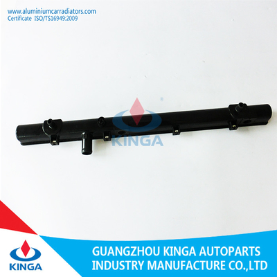 Chine MAZDA au réservoir en plastique de radiateur automatique de débouché pour le remplacement, classent 1,73 * 28,07 pouces fournisseur