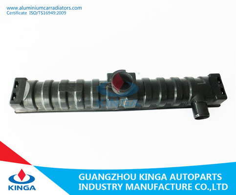 Chine Réservoir en plastique d'admission de radiateur de Mt de collecte de Nissan dans la couleur noire pour le remplacement fournisseur