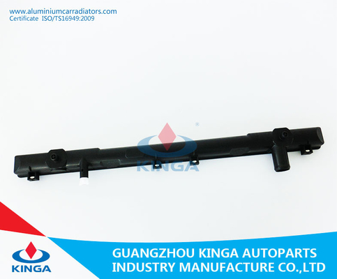 Chine Réservoir en plastique de radiateur de voiture pour OEM 2001 de SUZUKI GRAND VITARA 17700-52D00 fournisseur