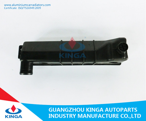 Chine Le réservoir en plastique de radiateur durable pour la JEEP 4,0' 91-01 CHEROKEE réservoir du radiateur partie fournisseur