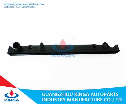 Réservoir en plastique de radiateur de dessus de radiateur noir de réservoir pour Toyota Prado '95-98 Kzn 1kz À fournisseur
