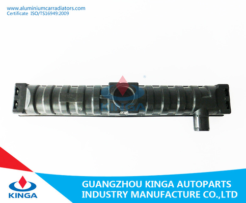 Réservoir en plastique d'admission de radiateur de Mt de collecte de Nissan dans la couleur noire pour le remplacement fournisseur