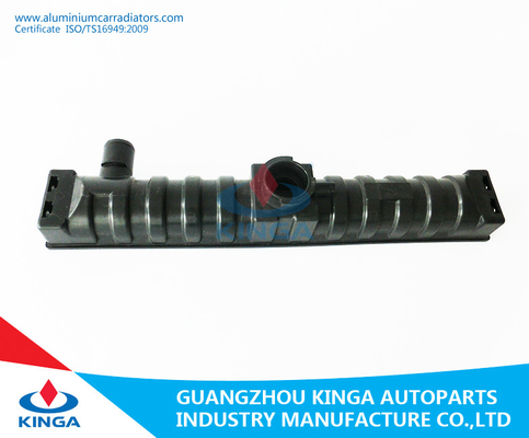 Réservoir en plastique d'admission de radiateur de Mt de collecte de Nissan dans la couleur noire pour le remplacement fournisseur