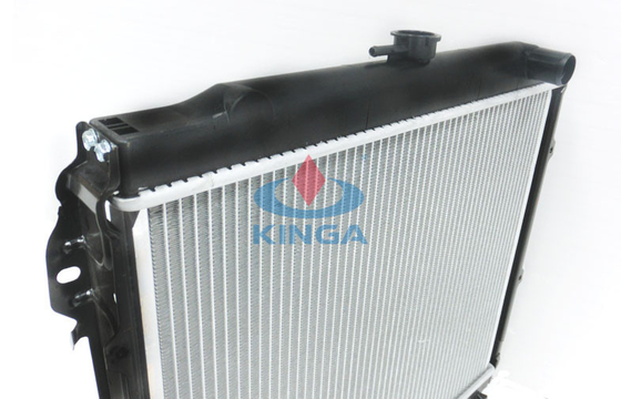 Radiateur en aluminium de Toyota LN65 RN8 de refroidisseur de moteur avec le réservoir en plastique fournisseur